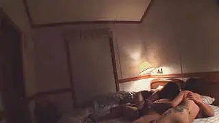 两个亚洲荡妇正在取悦我勃起的阴茎